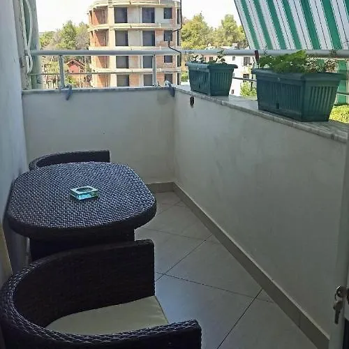 Mjolly Golem (Tirana)